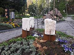 "Schwebende Steine" in einer Friedhofsablage.