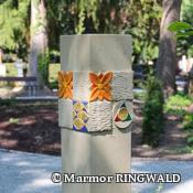 Stehle mit Blumenornament.