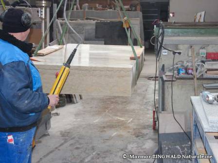 Die Steinplatte des Altars ist bereit zur Bearbeitung in der Wer