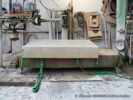 Die Marmorplatte des Altars nach dem Aufpolieren in der Werkhall