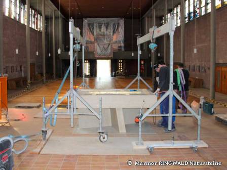 Der wiederhergestellte Altar wird ausgerichtet.