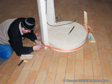 Vorbereitung des Lesepultes in der Kirche zu Dingen.