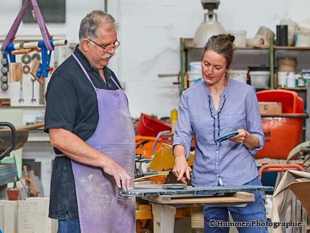 Kundengespräch in der Werkhalle.