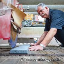 Meister bei der Arbeit: Präzision ist auch mit großen Werksgeräten notwenig.
