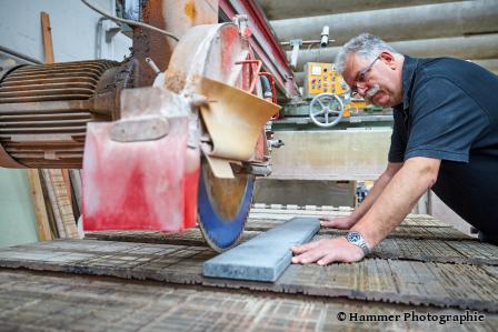Meister bei der Arbeit: Präzision ist auch mit großen Werksgeräten notwenig.